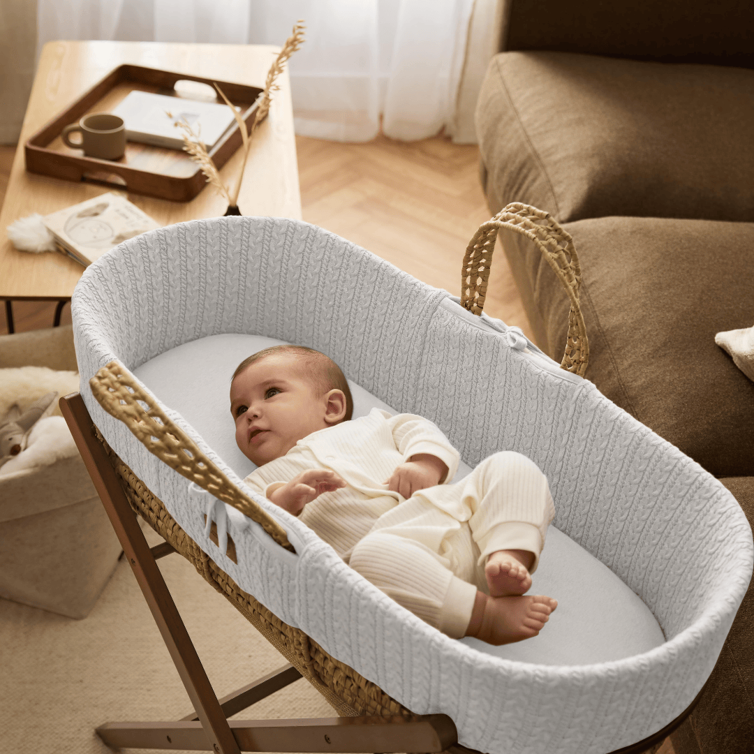 Little Green Sheep Organic Knitted Moses Basket, Mattress & Walnut Foldable Stand White