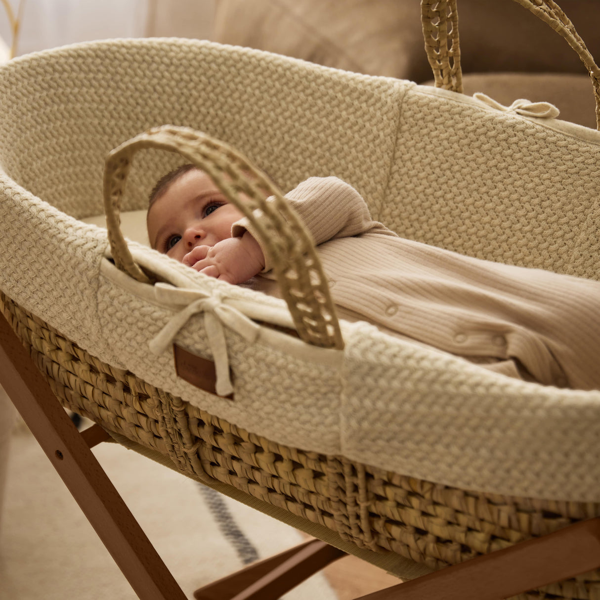 Little Green Sheep Organic Wheat Knit Moses Basket, Mattress & Walnut Rocking Stand Linen