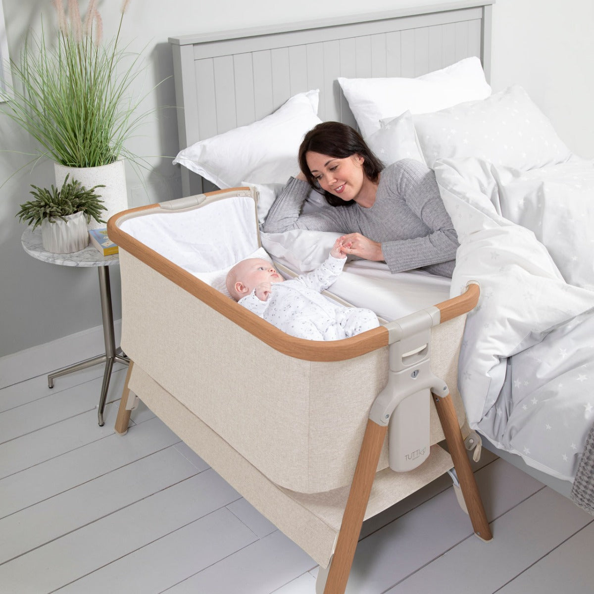 Tutti Bambini CoZee Bedside Crib - Scandinavian Walnut and Ecru 5