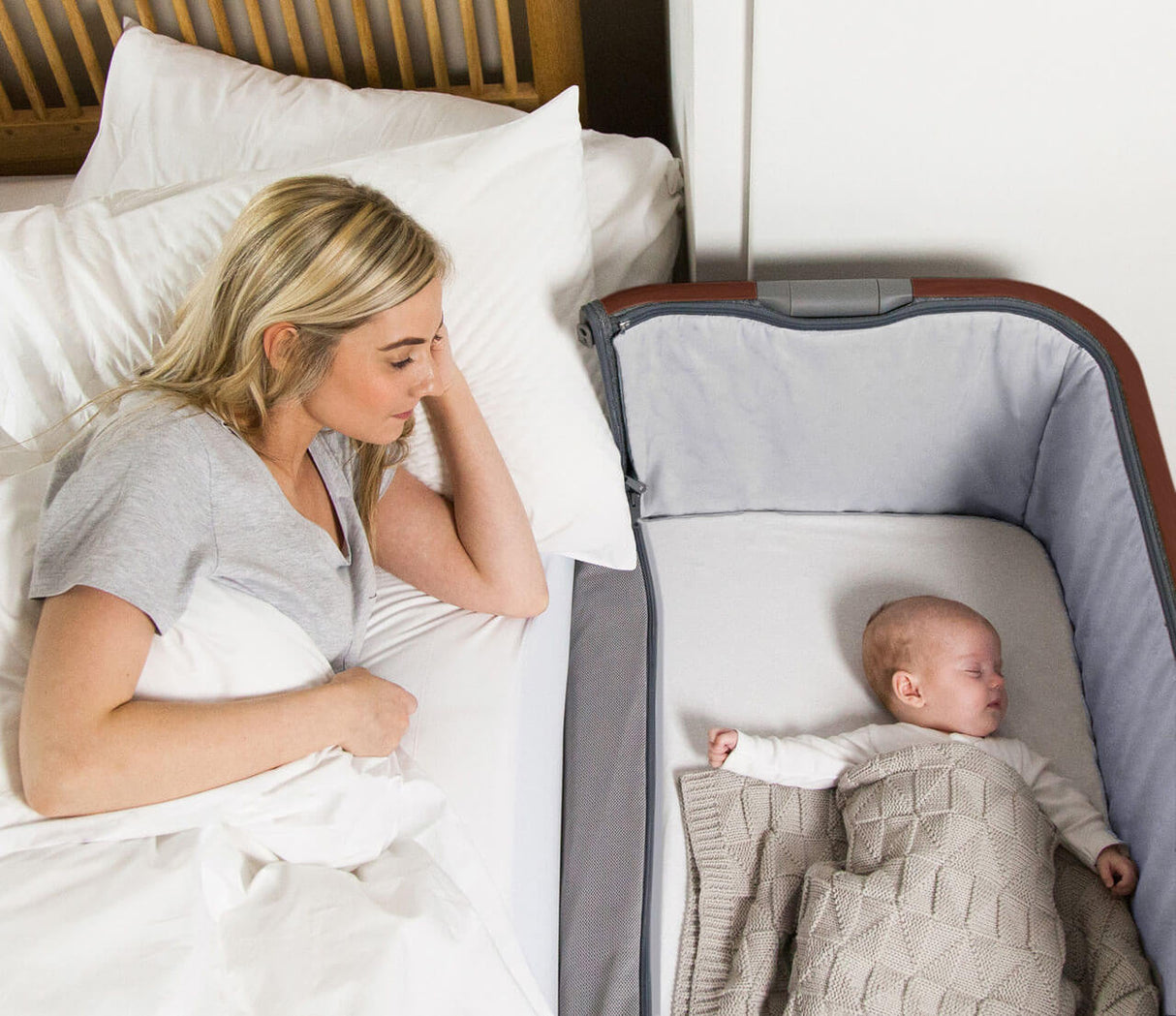 Tutti Bambini CoZee Luxe Bedside Crib - Walnut/Slate 2