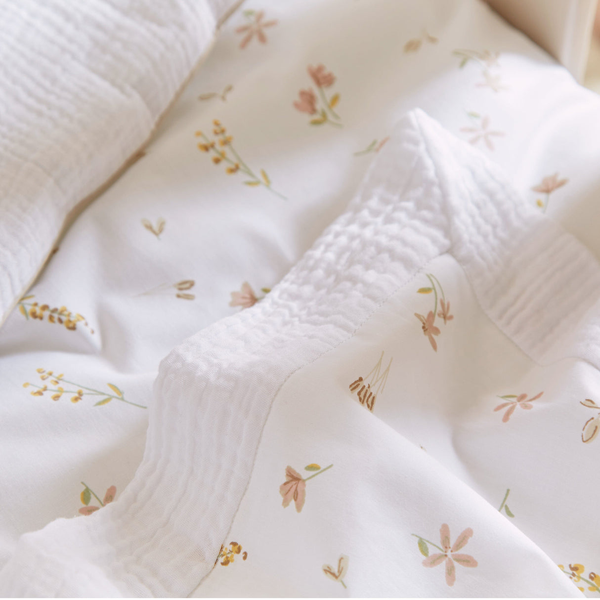 CuddleCo Universal Crib/Co-Sleeper Bedding Set - Cashmere Meadow