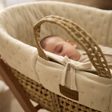 Little Green Sheep Organic Dimple Quilt Moses Basket, Mattress & Walnut Rocking Stand Linen