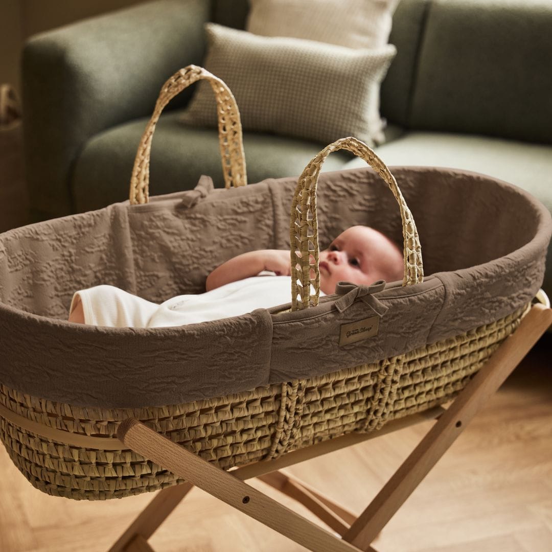 Little Green Sheep Organic Furrow Knit Moses Basket, Mattress & Walnut Rocking Stand Cocoa