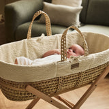 Little Green Sheep Organic Furrow Knit Moses Basket, Mattress & Walnut Foldable Stand Linen