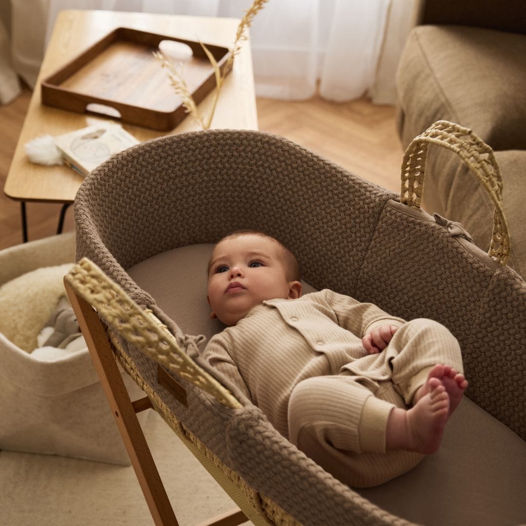 Little Green Sheep Organic Wheat Knit Moses Basket, Mattress & Natural Foldable Stand Cocoa