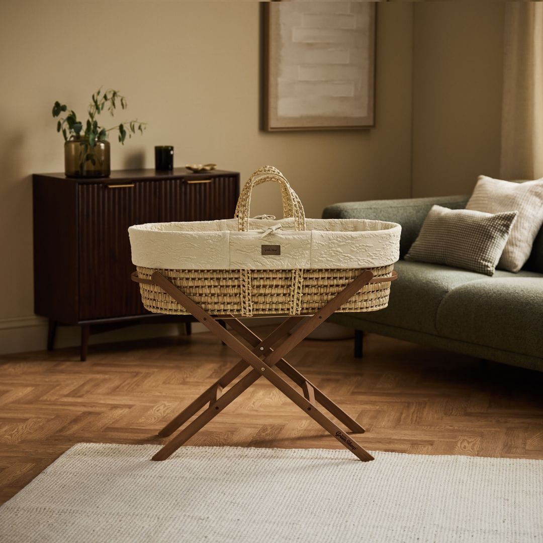 Little Green Sheep Organic Furrow Knit Moses Basket, Mattress & Walnut Foldable Stand Linen