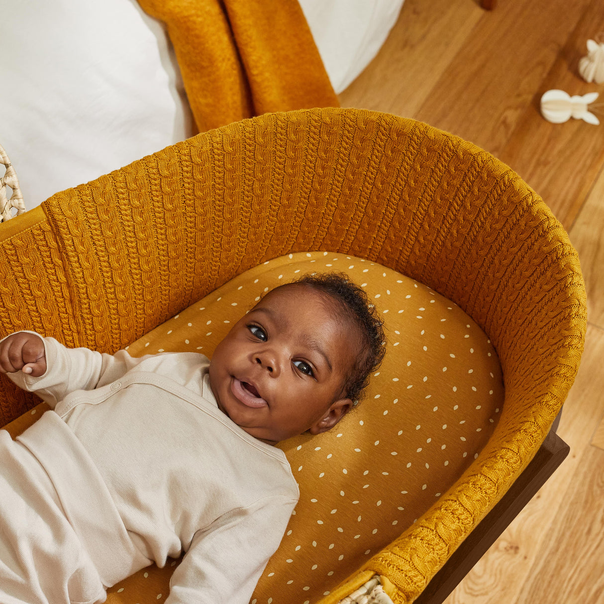 Little Green Sheep Organic Knitted Moses Basket, Mattress & Walnut Foldable Stand Honey