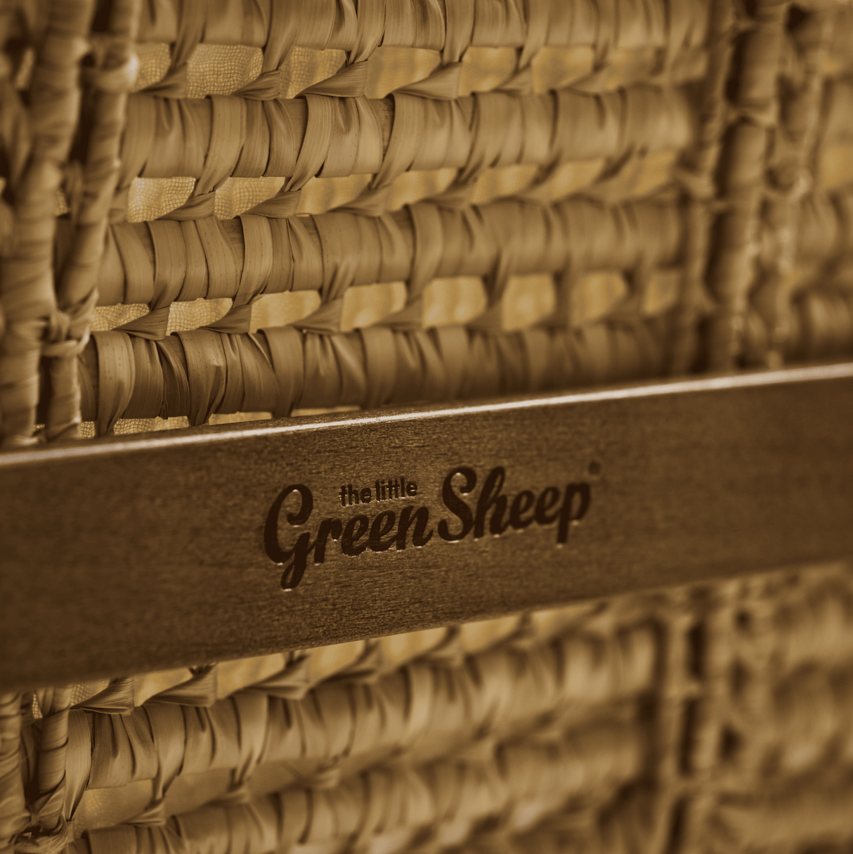 Little Green Sheep Organic Quilt Moses Basket, Mattress & Walnut Rocking Stand Truffle with Cocoa Rice