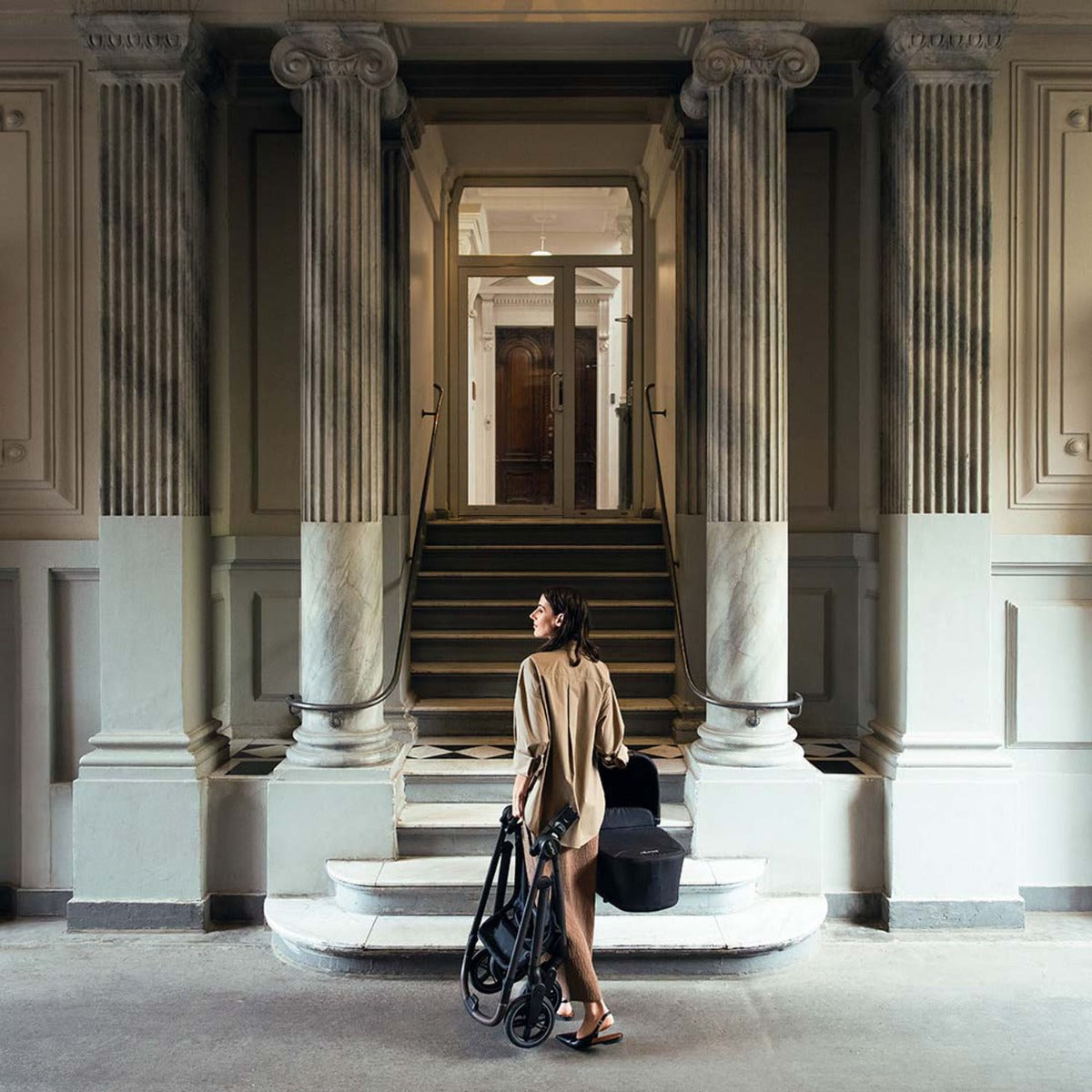 Nuna SWIV Next with ARRA Flex & Base Curv Travel System Bundle - Caviar 18